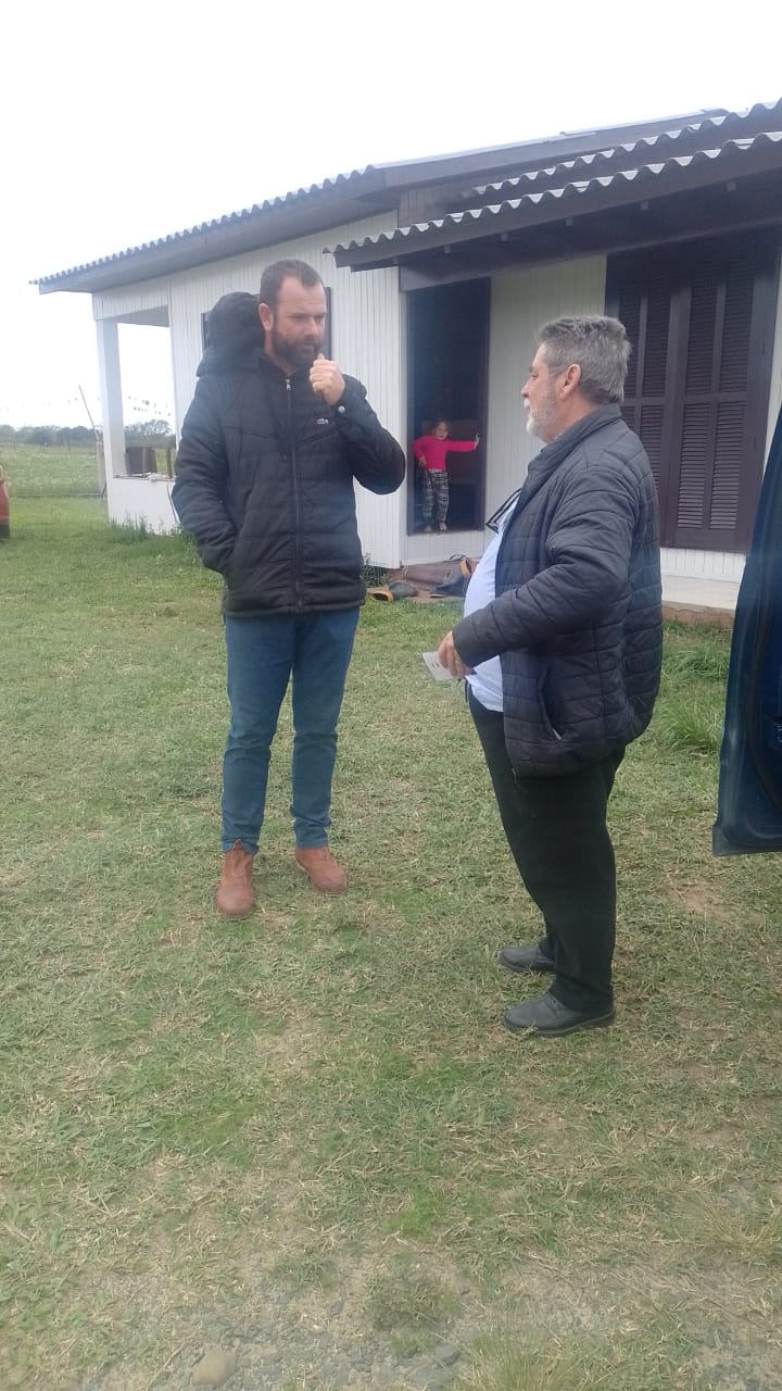 Alcir Marcos conversando com um morador