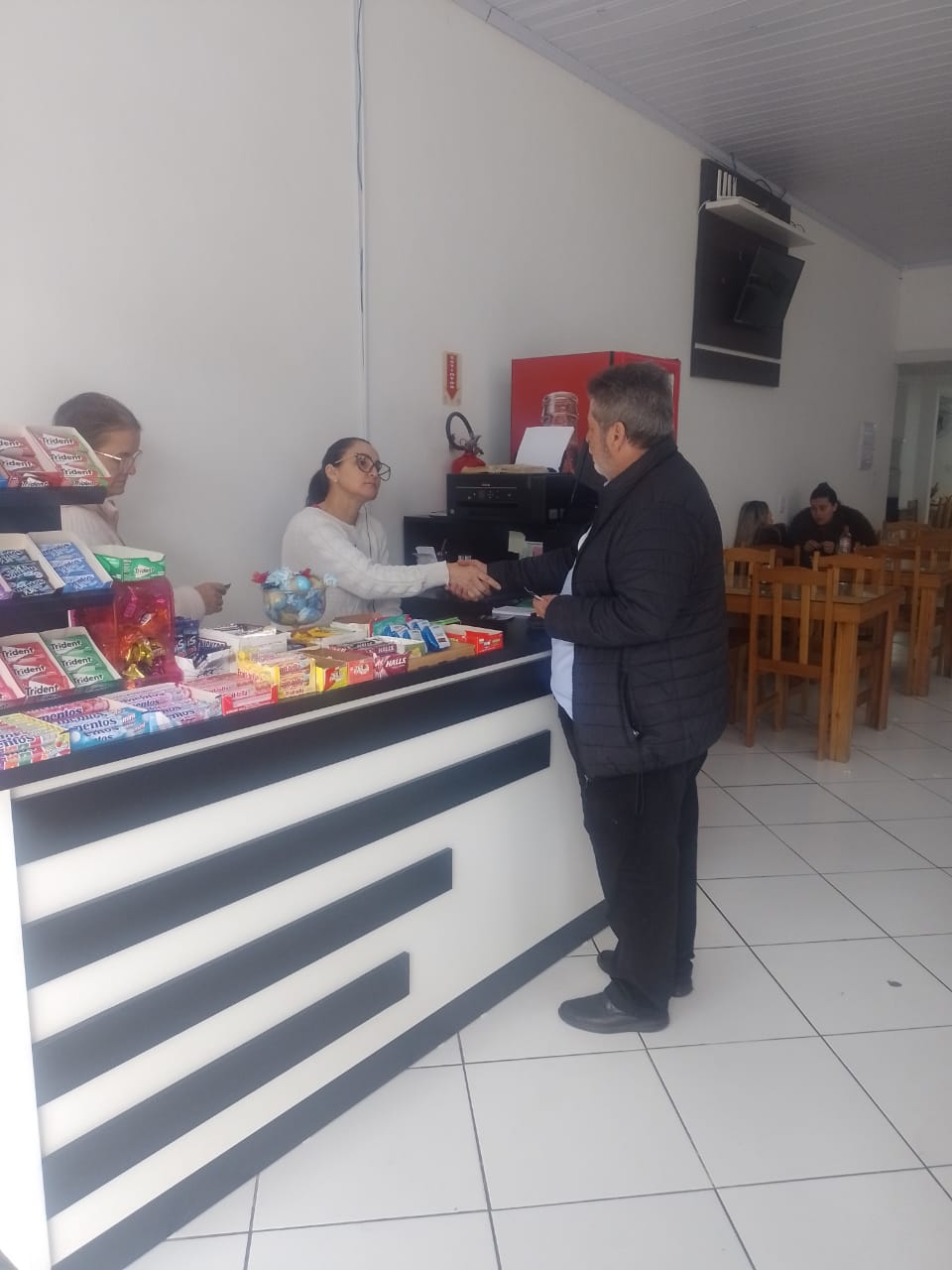 Alcir Marcos conversando no comércio local