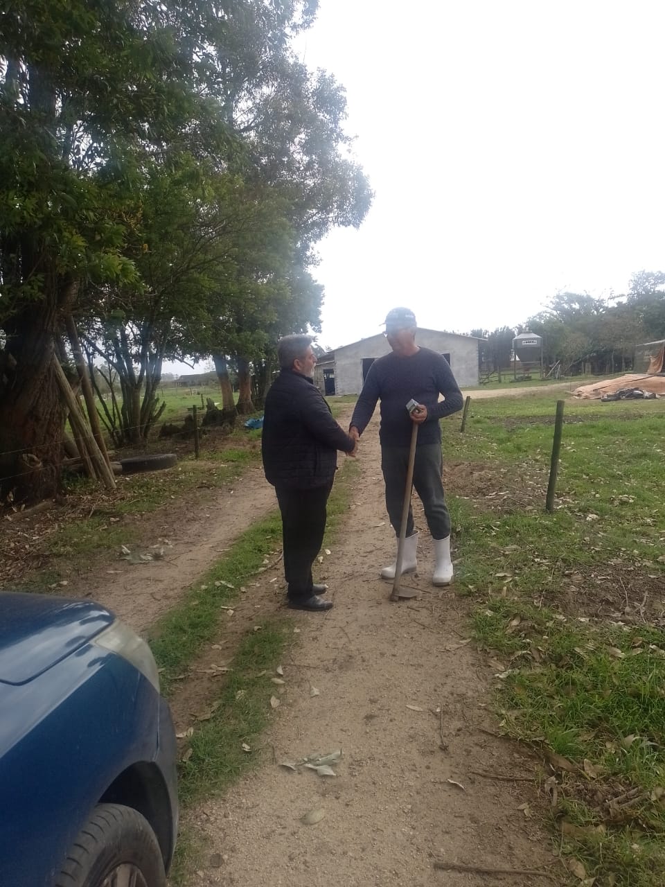 Alcir Marcos cumprimentando um trabalhador do campo