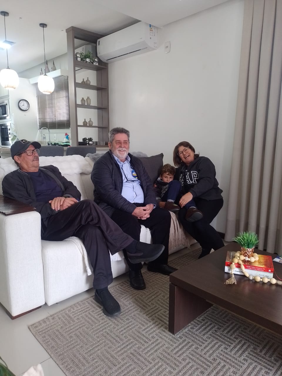Alcir Marcos em visita a uma família