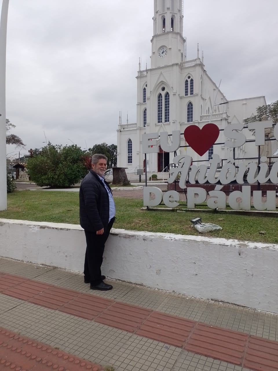 Alcir Marcos diante da igreja matriz