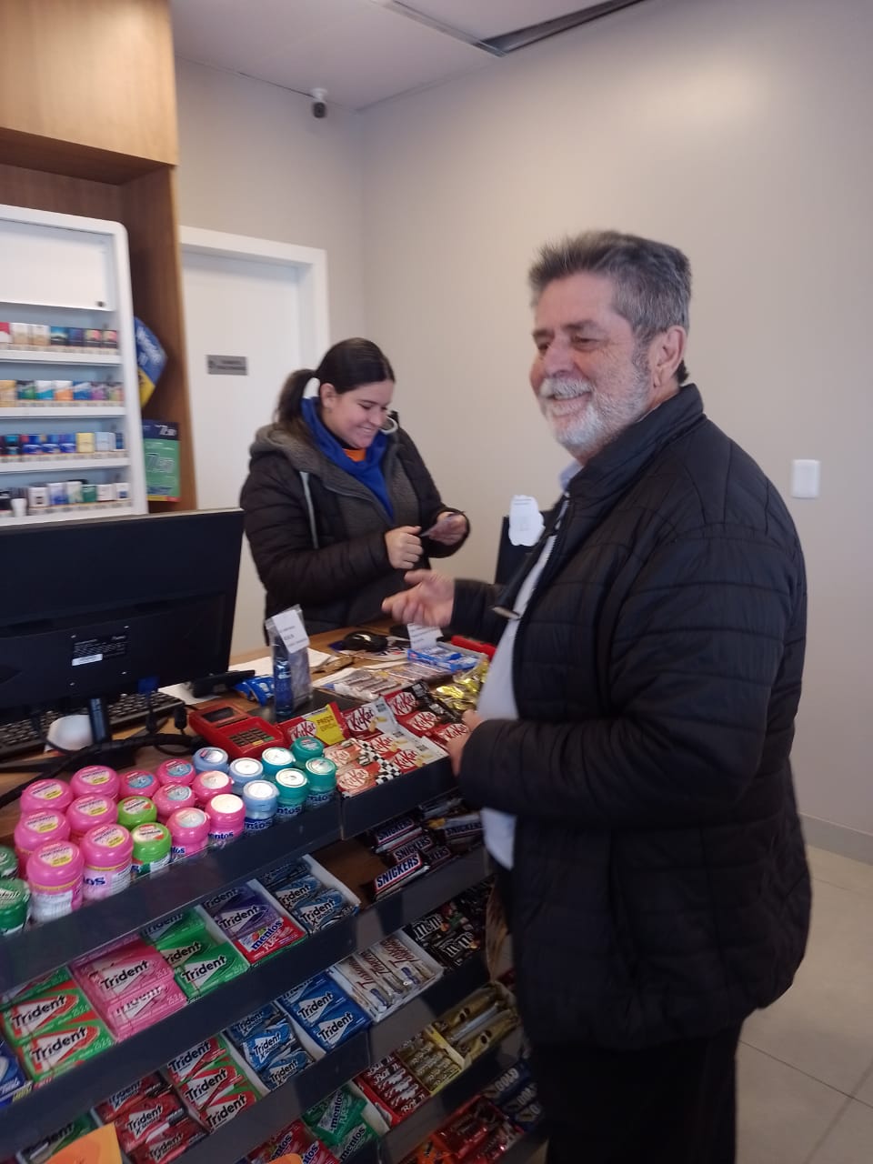 Alcir Marcos conversando com uma trabalhadora em uma loja